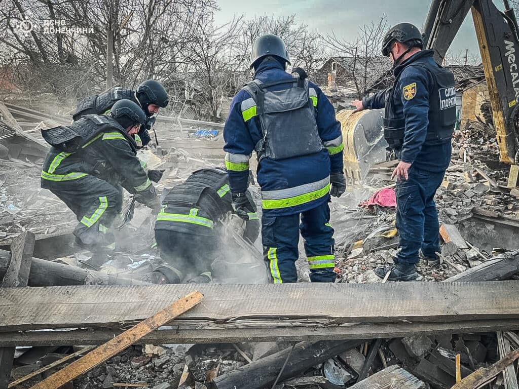 У Новогродівці на місці авіаудару рятувальники вилучили тіла двох загиблих осіб (відео)