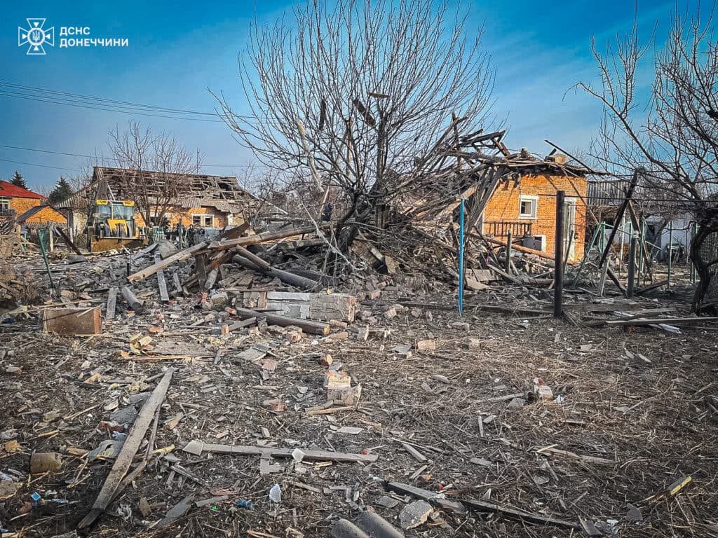 У Новогродівці на місці авіаудару рятувальники вилучили тіла двох загиблих осіб (відео)