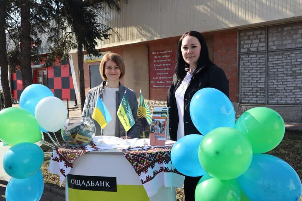 На Донеччині відкрили оновлене мобільне відділення Ощадбанку (фото)