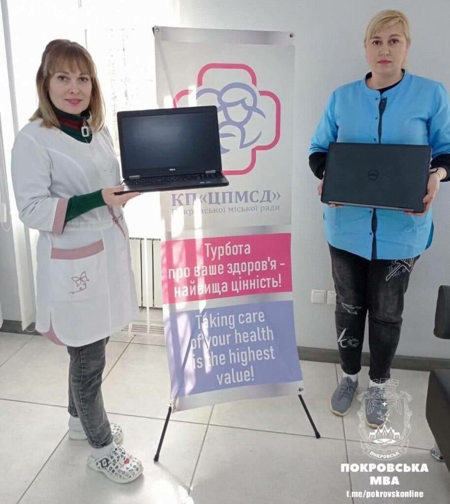 У Покровську медики отримали сучасну компʼютерну техніку (фото)