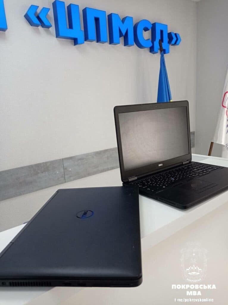 У Покровську медики отримали сучасну компʼютерну техніку (фото)