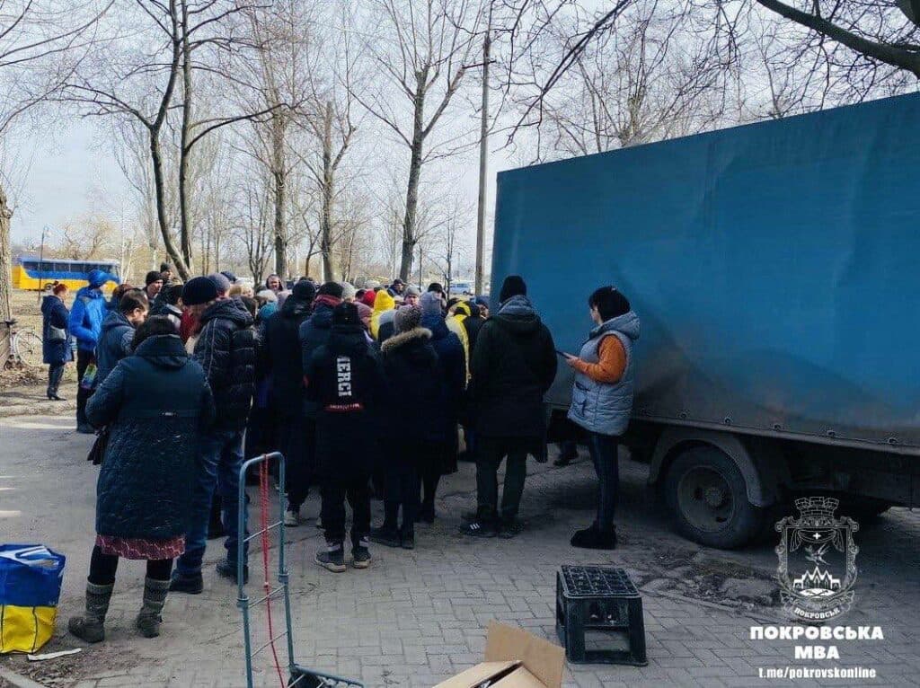 Вразливі категорії населення у Покровській громаді отримали гуманітарні набори від благодійників (фото)