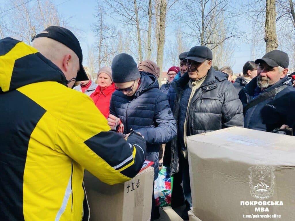 Вразливі категорії населення у Покровській громаді отримали гуманітарні набори від благодійників (фото)