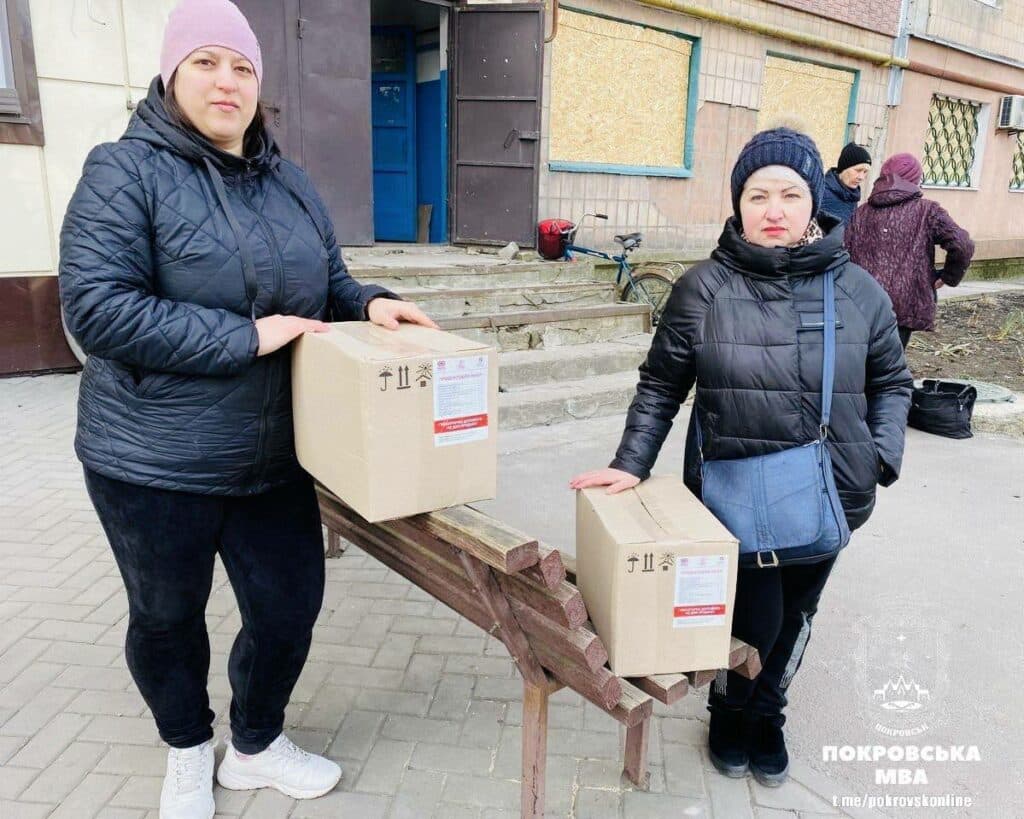 Вразливі категорії населення у Покровській громаді отримали гуманітарні набори від благодійників (фото)
