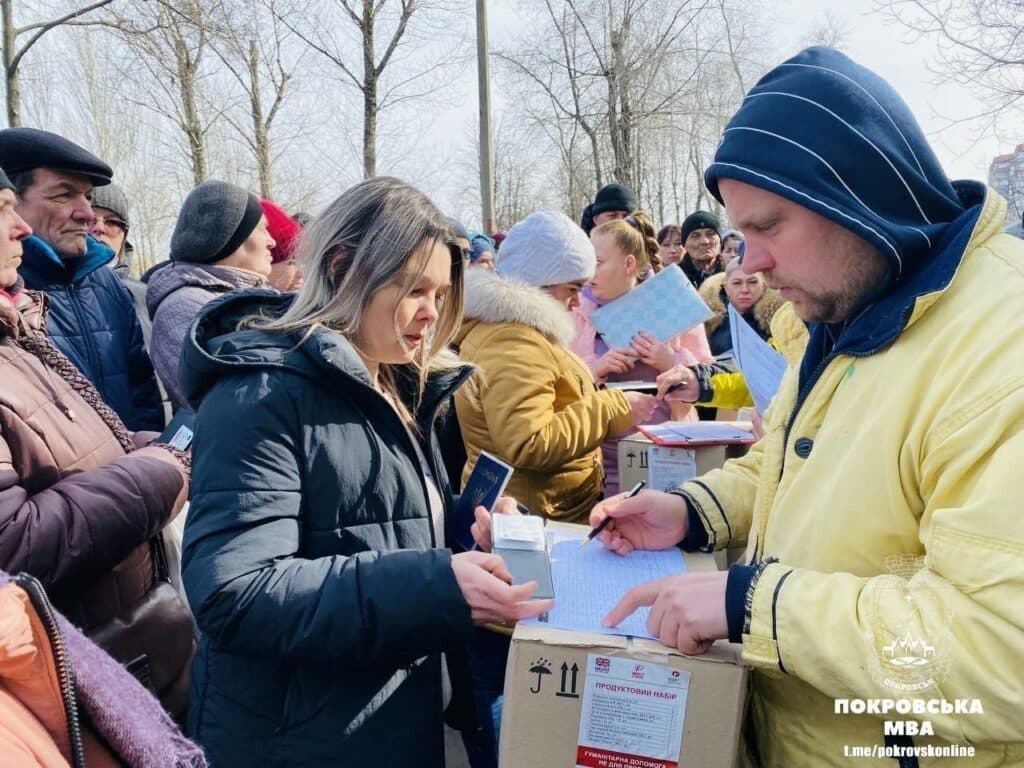 Вразливі категорії населення у Покровській громаді отримали гуманітарні набори від благодійників (фото)