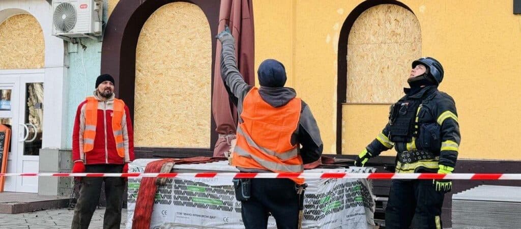 У Покровську розпочали ремонт пошкоджених обстрілом покрівель