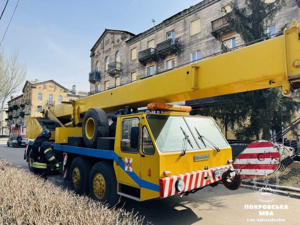 У Покровську розпочали ремонт пошкоджених обстрілом покрівель (фото)