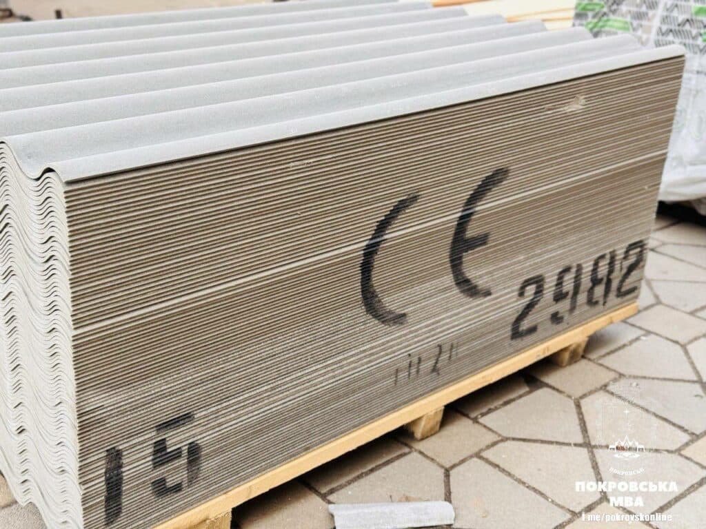 У Покровську розпочали ремонт пошкоджених обстрілом покрівель (фото)