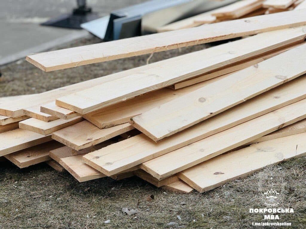 У Покровську розпочали ремонт пошкоджених обстрілом покрівель (фото)