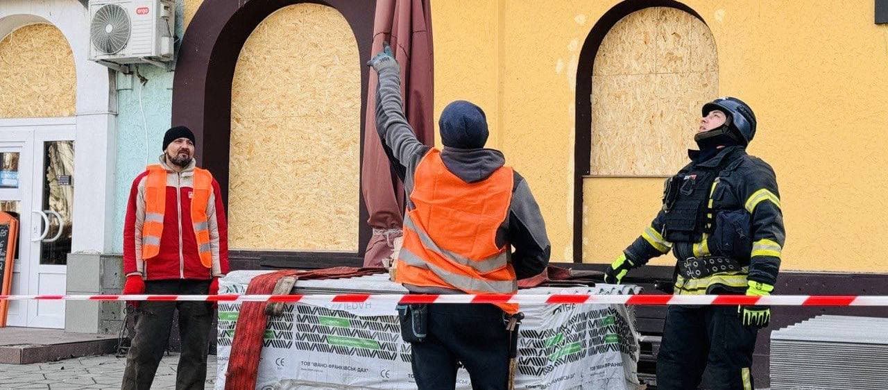 У Покровську розпочали ремонт пошкоджених обстрілом покрівель