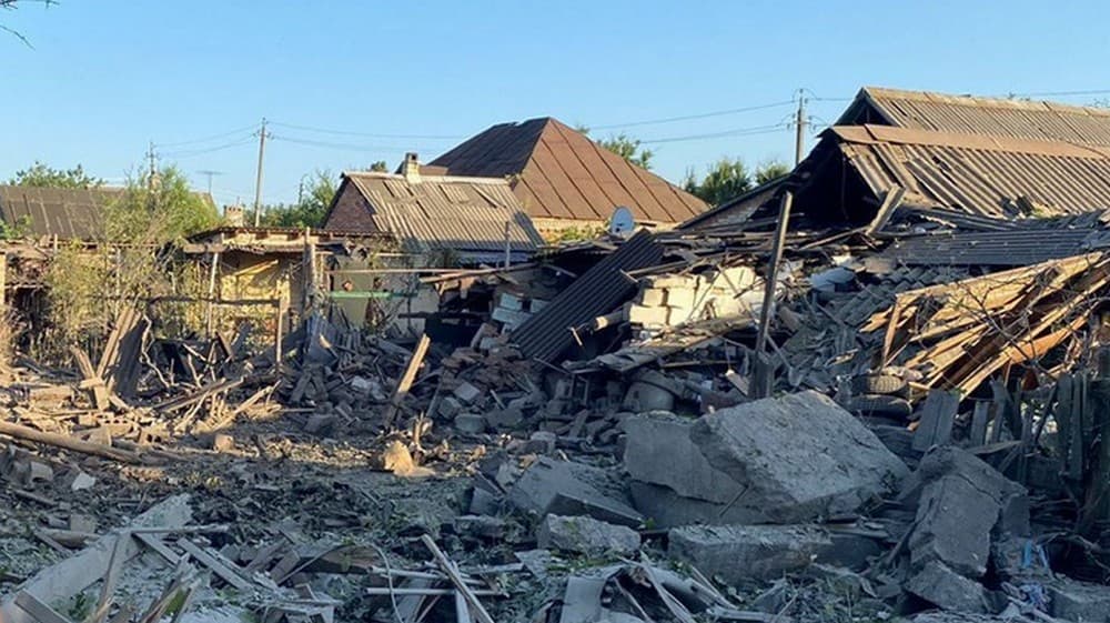 Поліція показала наслідки влучання ворожої авіабомби КАБ-500 по Щербинівці: є 3 поранених (відео)