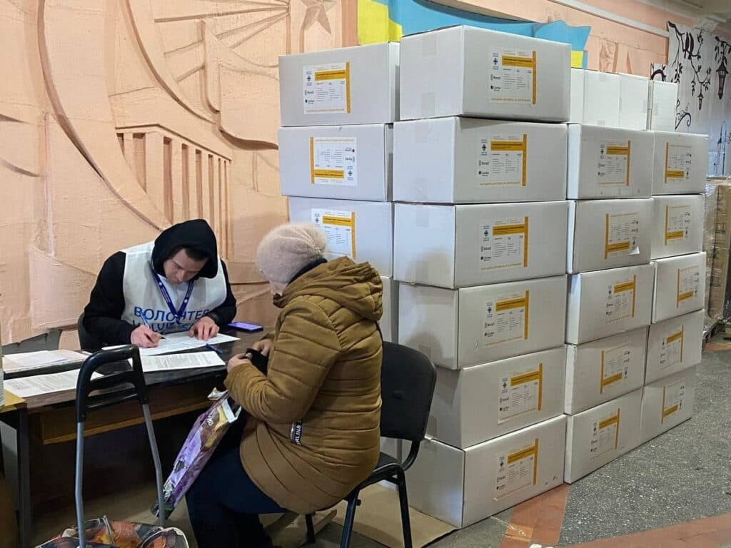 У Селидовому 200 людей похилого віку 80+ отримали продуктові набори (фото)