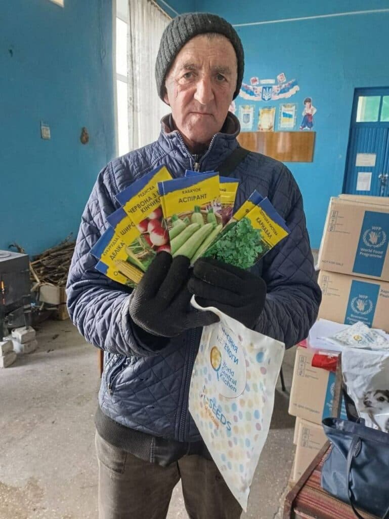 Жителі Селидового отримали "Насіння Перемоги" від міжнародної благодійної організації World Central Kitchen (фото)
