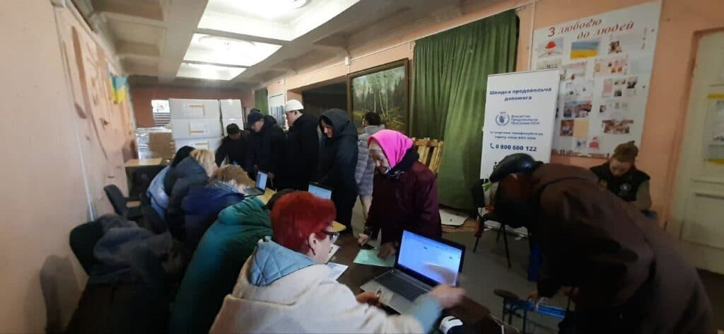 У Селидівській громаді триває видача гуманітарної допомоги людям похилого віку (фото)