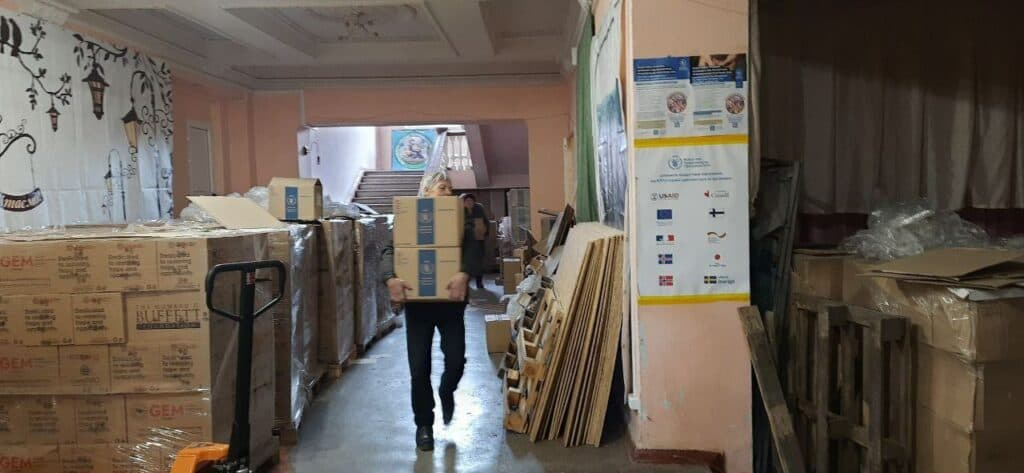 У Селидівській громаді триває видача гуманітарної допомоги людям похилого віку (фото)