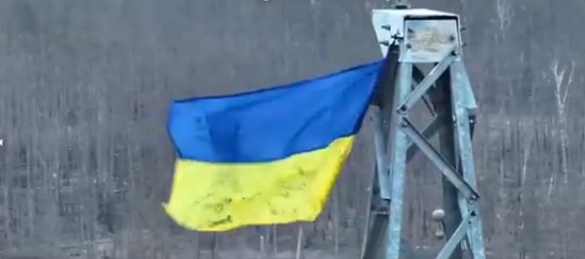 Нацгвардійці встановили прапор України у тилу російських окупантів на Лиманському напрямку (відео)