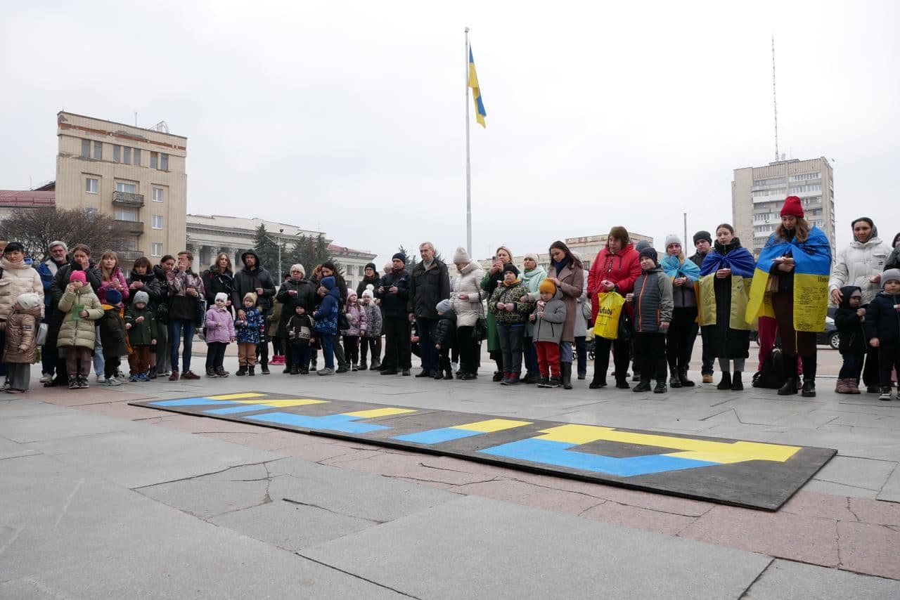 Житомир, вшанування жертв у драмтеатрі Маріуполя