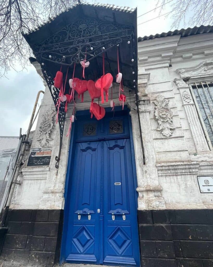 двері та вивіски