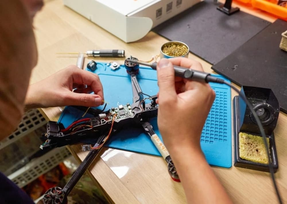 Загарбники хочуть відкрити в школах на окупованій Луганщині "курси" з управління БПЛА