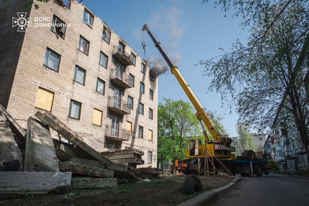 У Добропіллі рятувальники продовжують демонтажні роботи на місці ворожого обстрілу (фото)