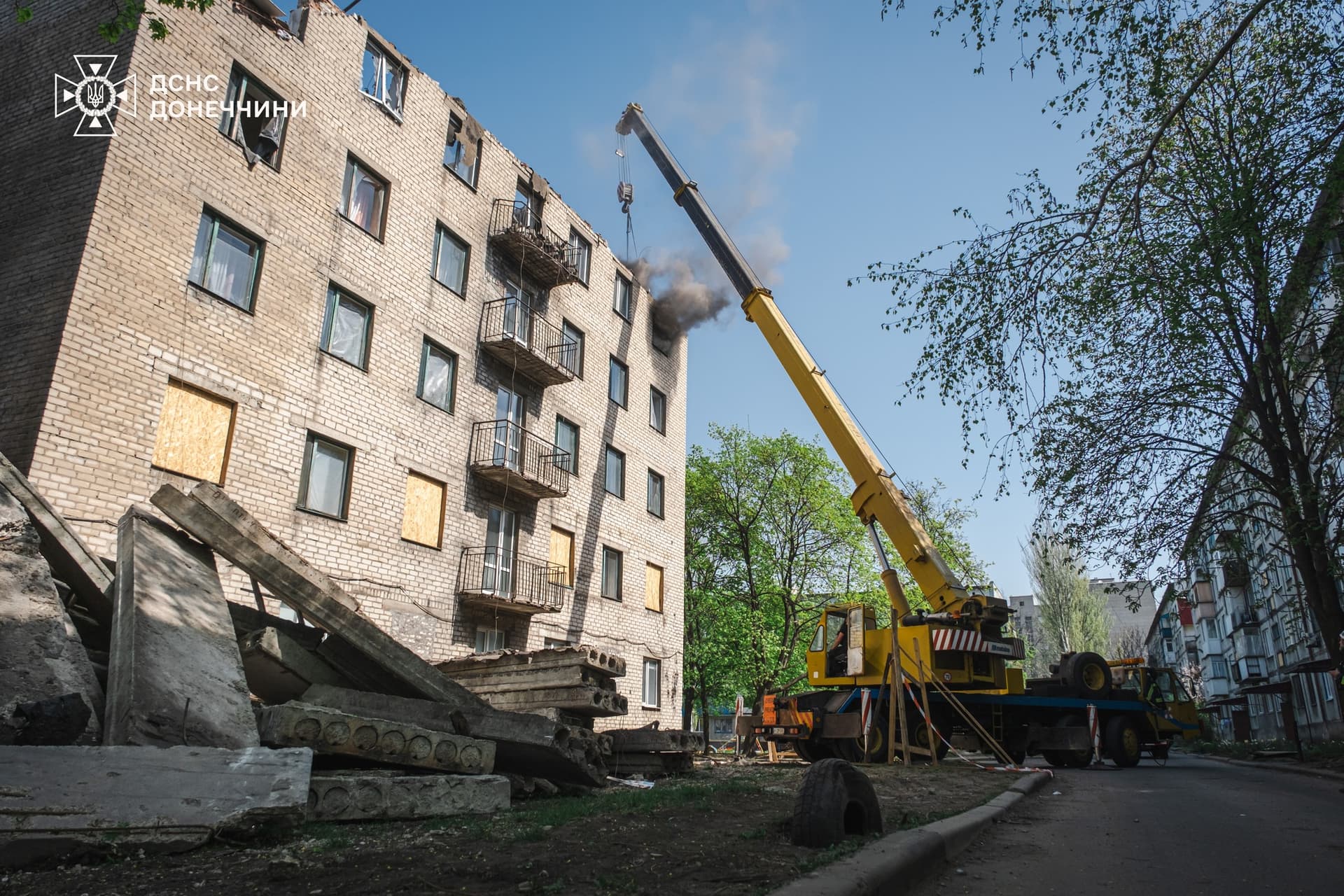 У Добропіллі рятувальники продовжують демонтажні роботи на місці ворожого обстрілу (фото)