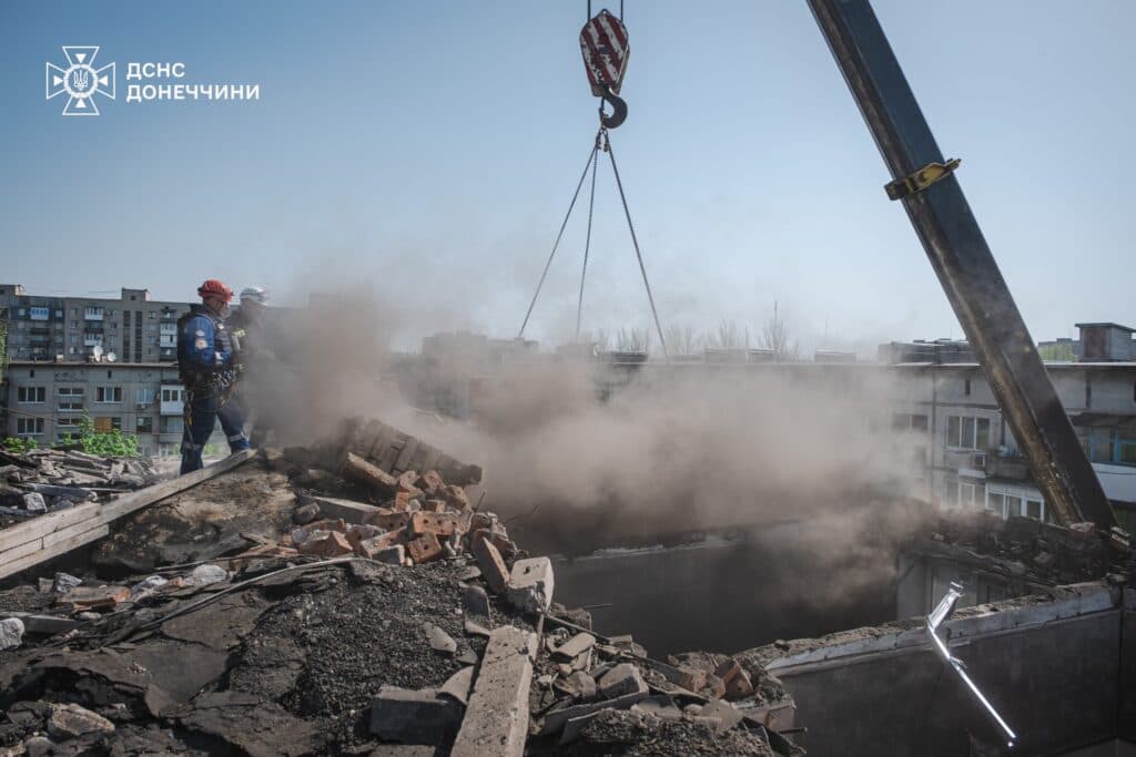 У Добропіллі рятувальники продовжують демонтажні роботи на місці ворожого обстрілу (фото)