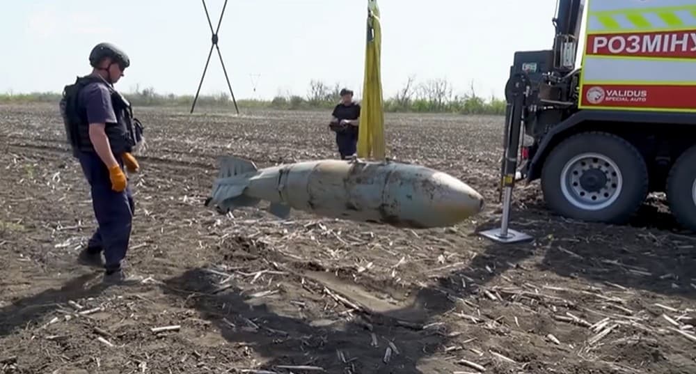 Піротехніки знешкодили авіабомбу КАБ-500 на Донеччині (відео)