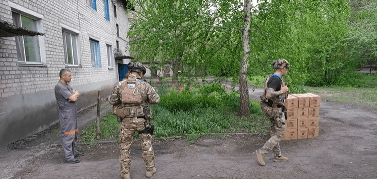 У Желанне Очеретинської громади поліцейські "білі янголи" доставили продуктові набори (відео)