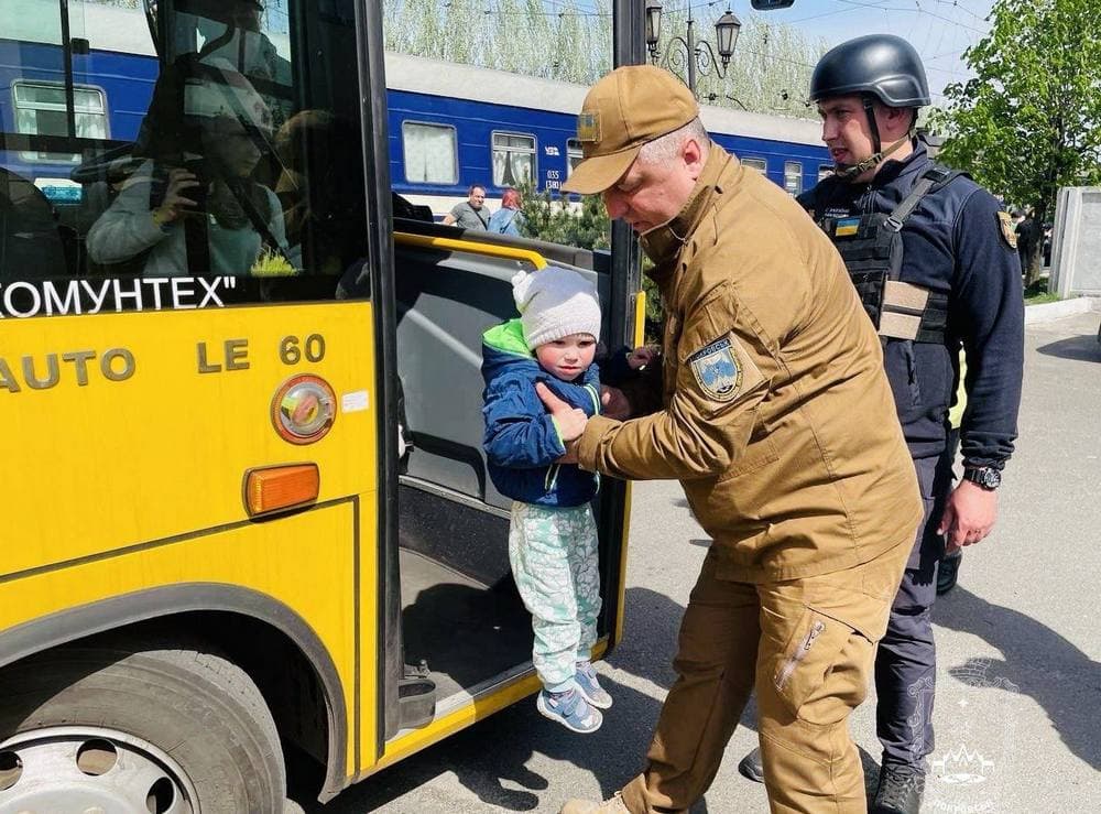 Ще 15 дітей евакуювали з Донеччини