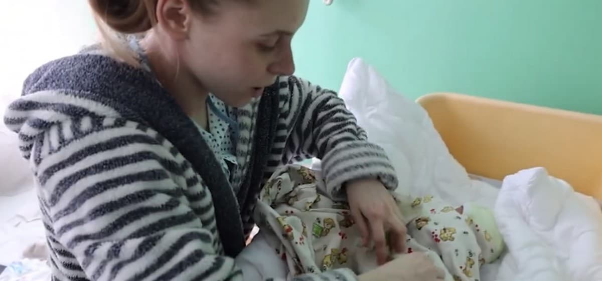 З фронтової Красногорівки на Донеччині поліцейські евакуювали 20-ти річну породіллю (відео)