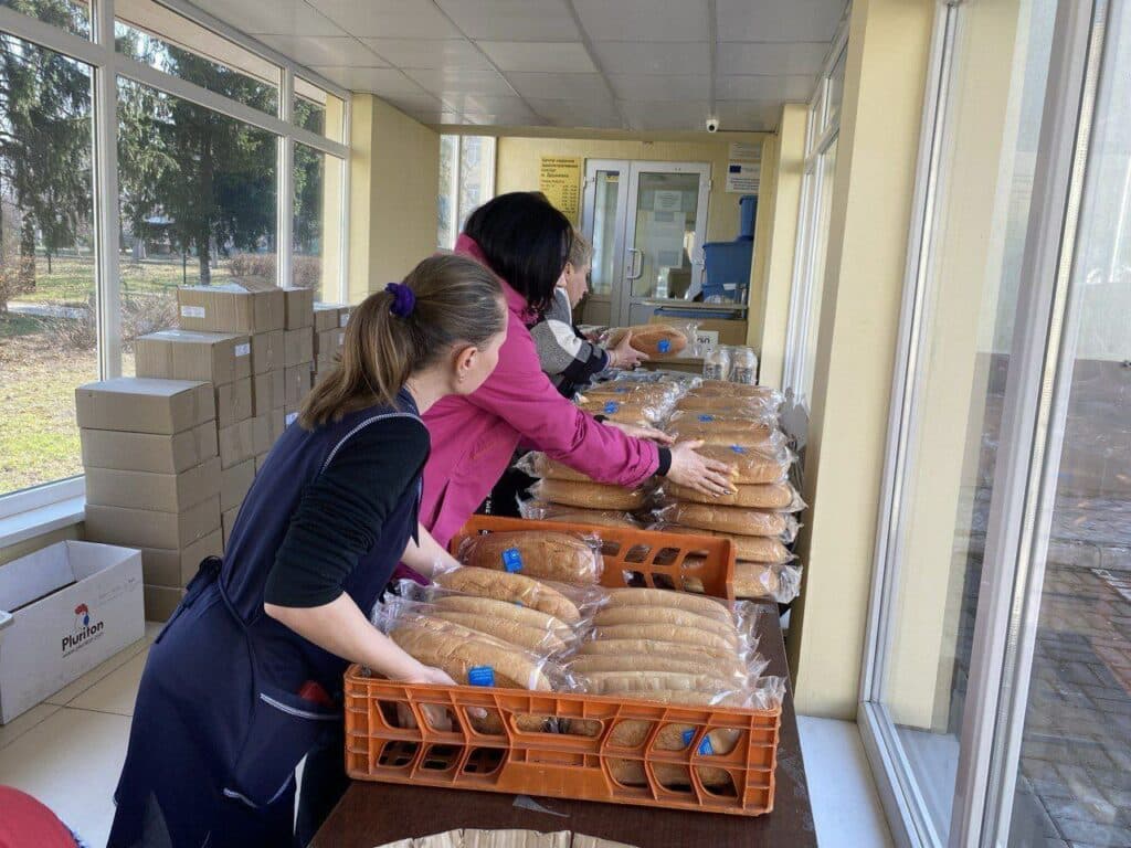 На Донеччині мешканцям громад продовжують надавати гуманітарну допомогу