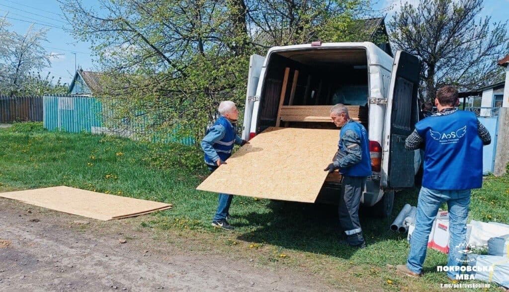 Ворог вдарив ракетою "Гром" по Першотравневому старостинському округу на Донеччині, пошкоджено 15 будинків