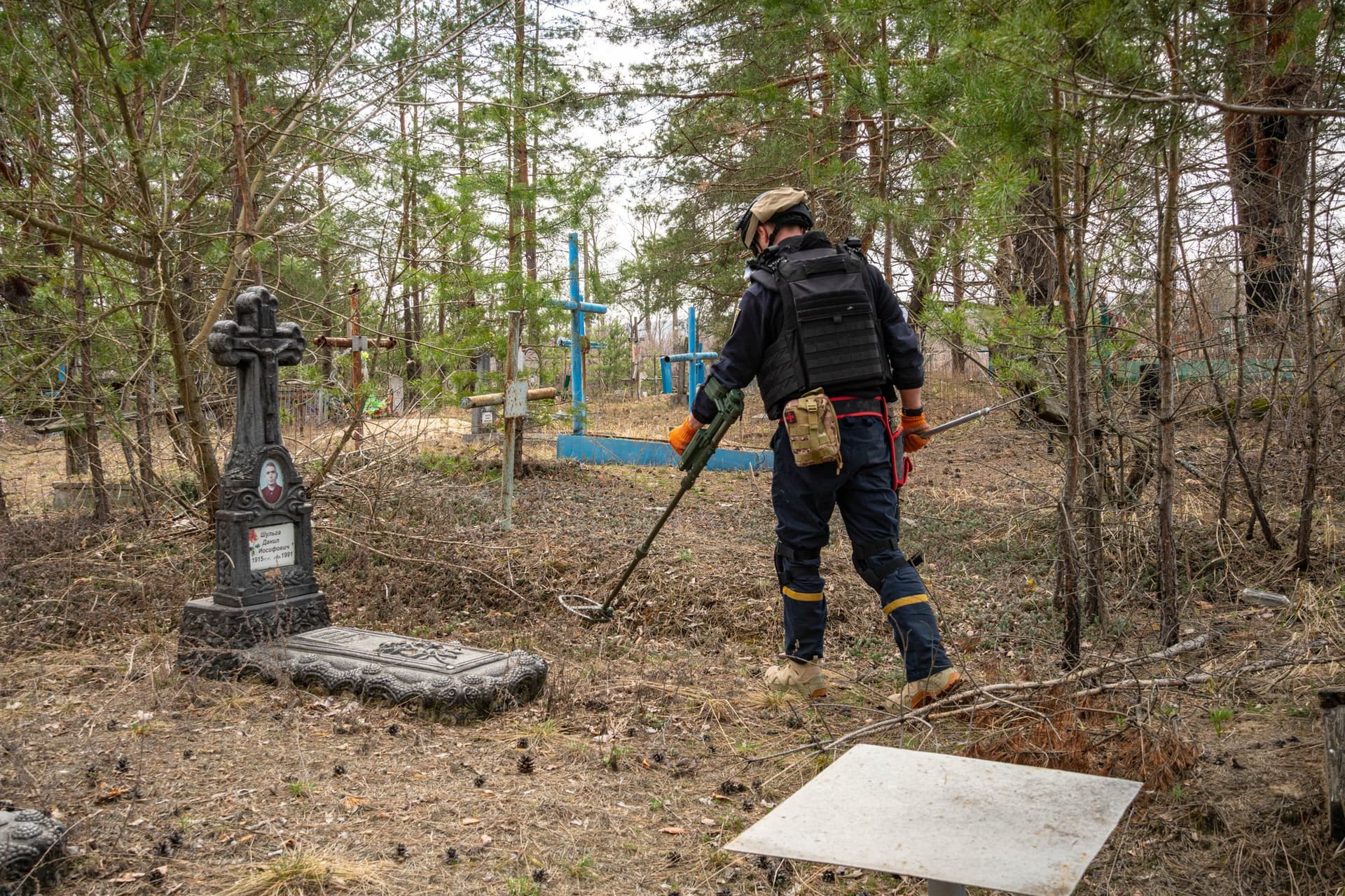 На Донеччині напередодні Великодніх свят піротехніки ДСНС обстежують кладовища