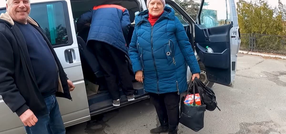 Зі знищеного ворогом будинку на Лиманщині "білі янголи" евакуювали родину з 97-річним дідусем (відео)