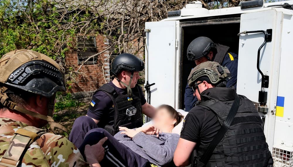 Із Залізного на Донеччині "білі янголи" спільно з ДСНС евакуювали маломобільну жінку (відео)