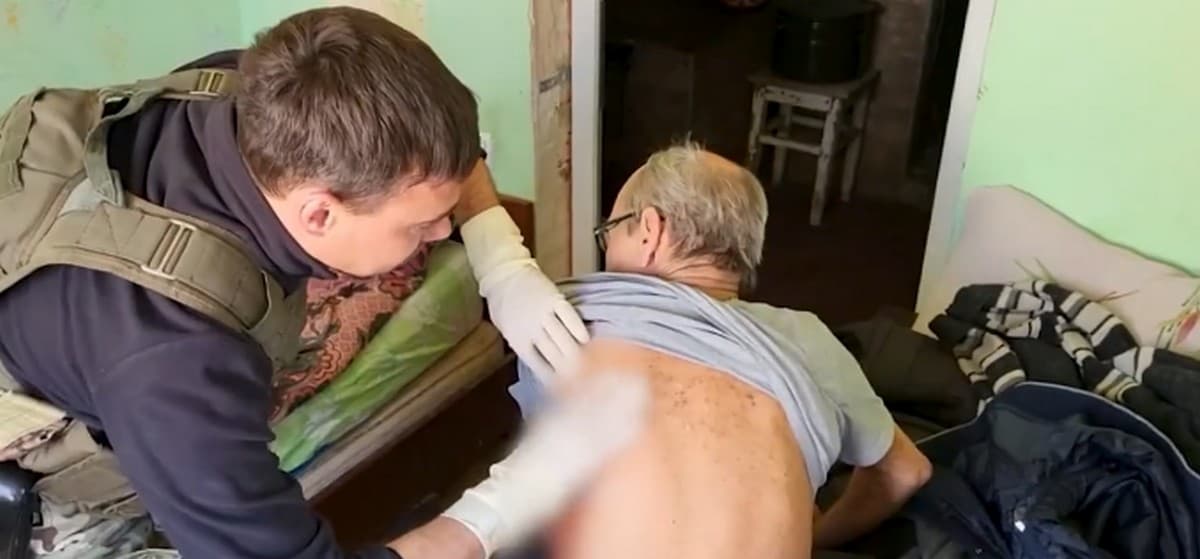 Поліцейські щоденно вивозять поранених людей з Красногорівки на Донеччині (відео)