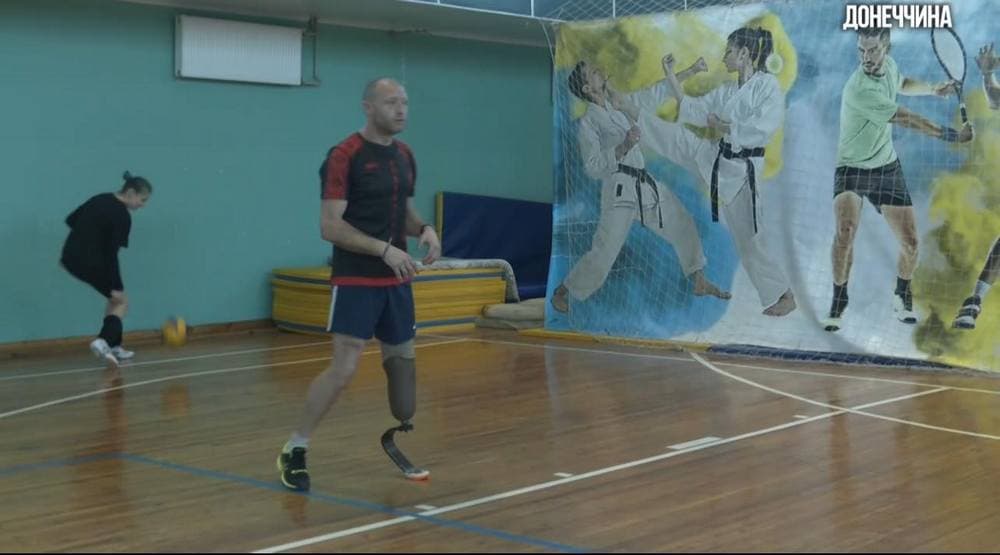 Військовий ветеран з Добропілля повернувся до навчання дітей волейболу після втрати ноги на фронт