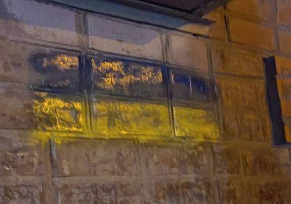 Вночі у Донецьку зʼявились прапори України (фото)