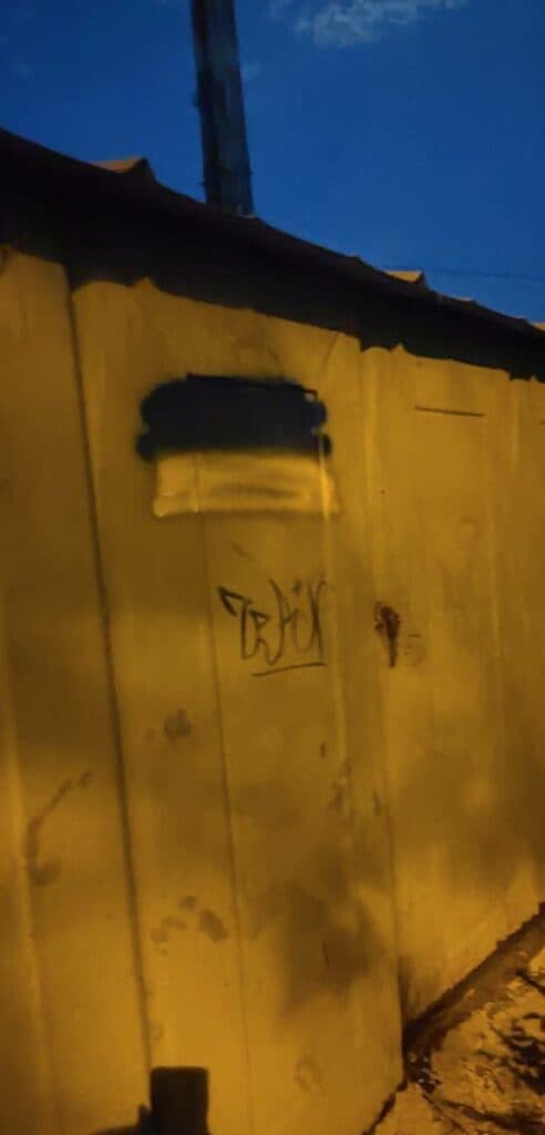 Вночі у Донецьку зʼявились прапори України (фото)