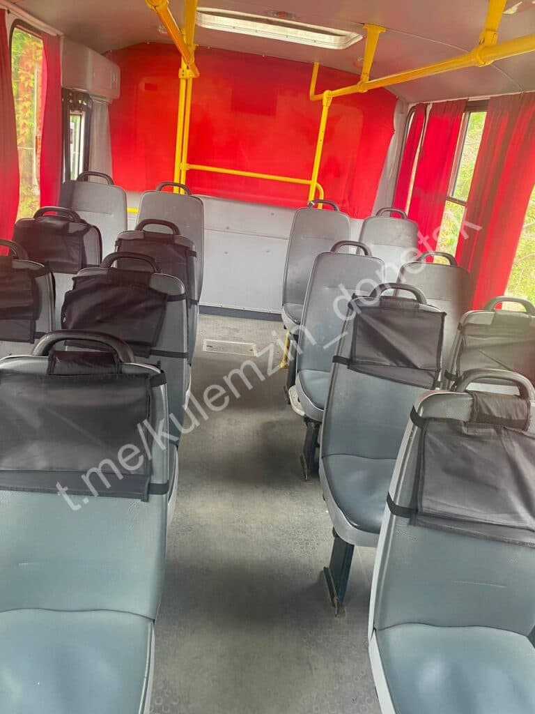 Рвані сидіння і брудна підлога: в окупованому Донецьку невдоволені пасажири поскаржилися на стан автобусів (фото)