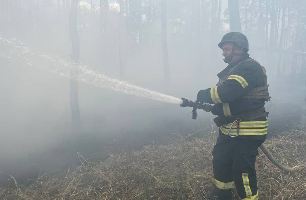 У Костянтинівці внаслідок ворожого обстрілу виникло загоряння мікроавтобуса