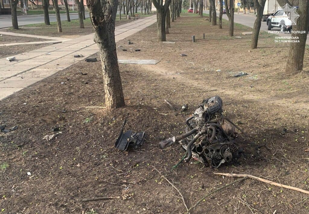 У Краматорську сталася ДТП, ВАЗ влетів у дерево (фото)