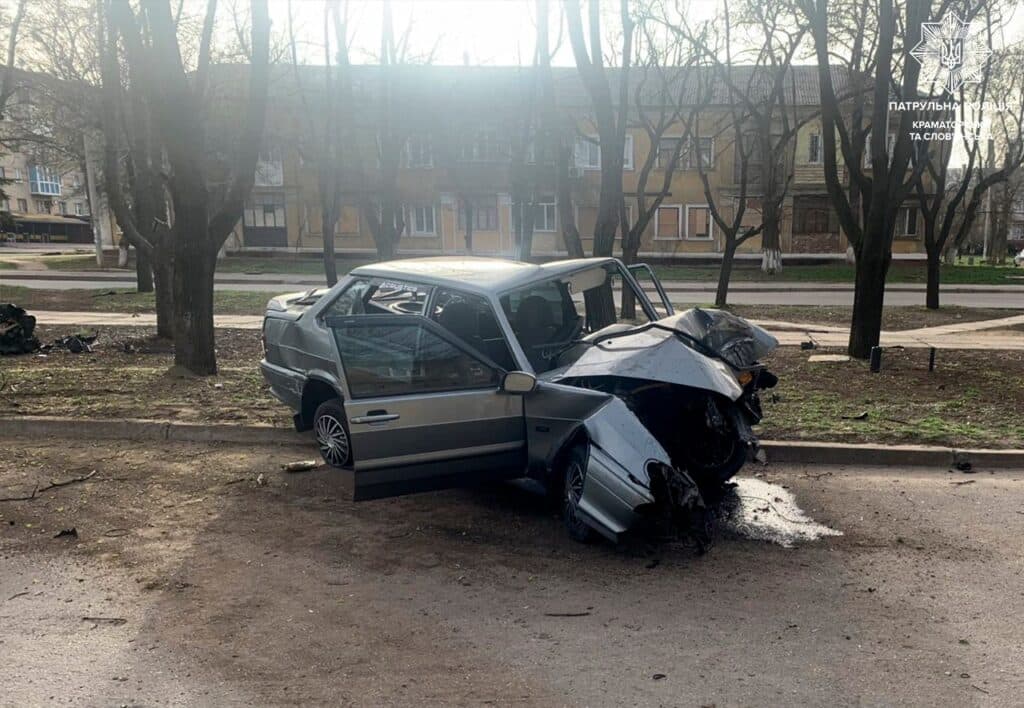 У Краматорську сталася ДТП, ВАЗ влетів у дерево (фото)