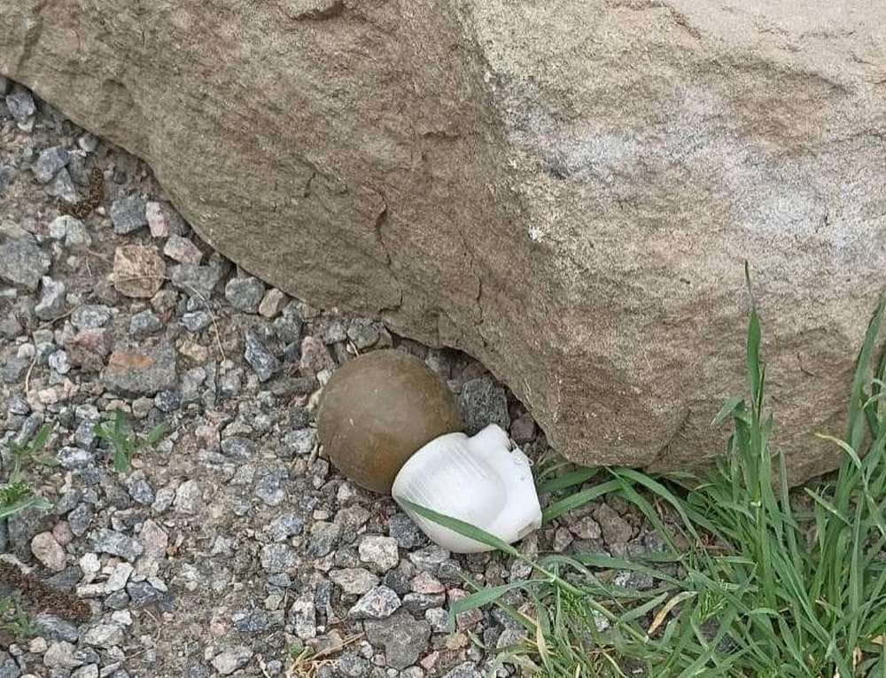 У Краматорську чоловік знайшов на узбіччі дороги вибухонебезпечний предмет