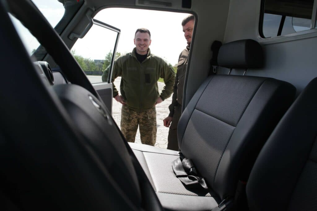 Луганщина передала військовим надсучасний автомобіль медичної допомоги
