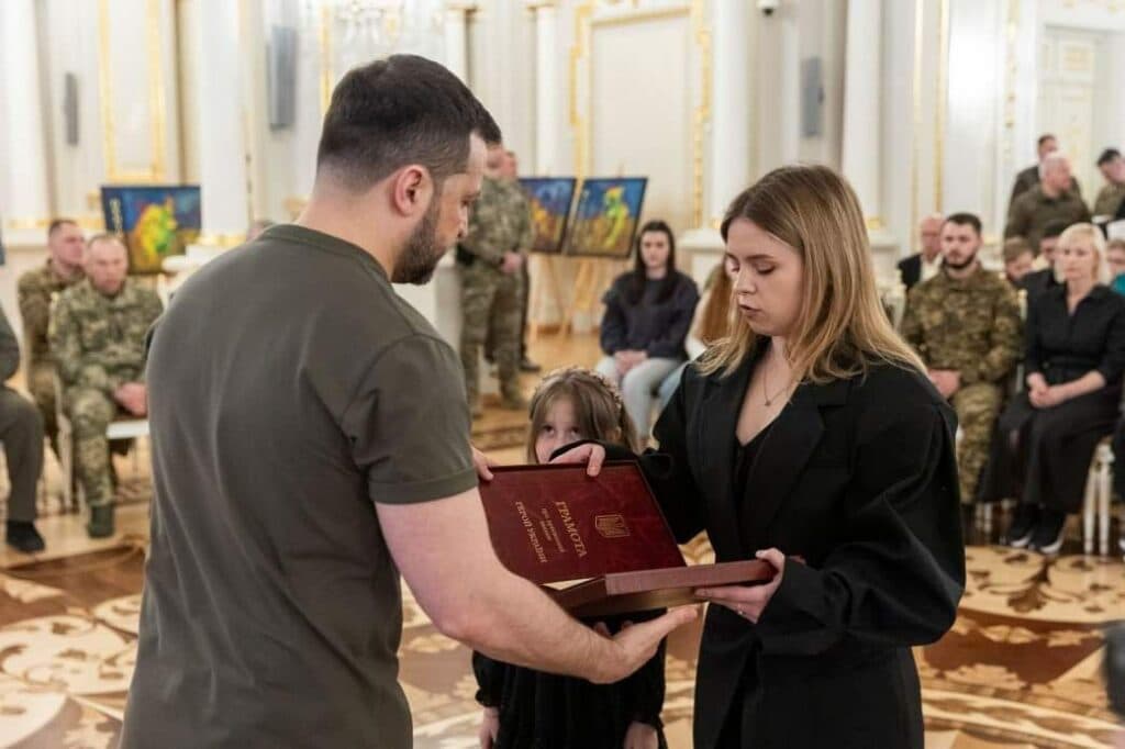 Президент вручив родині загиблого пілота Владислава Рикова вручив орден "Золота Зірка"