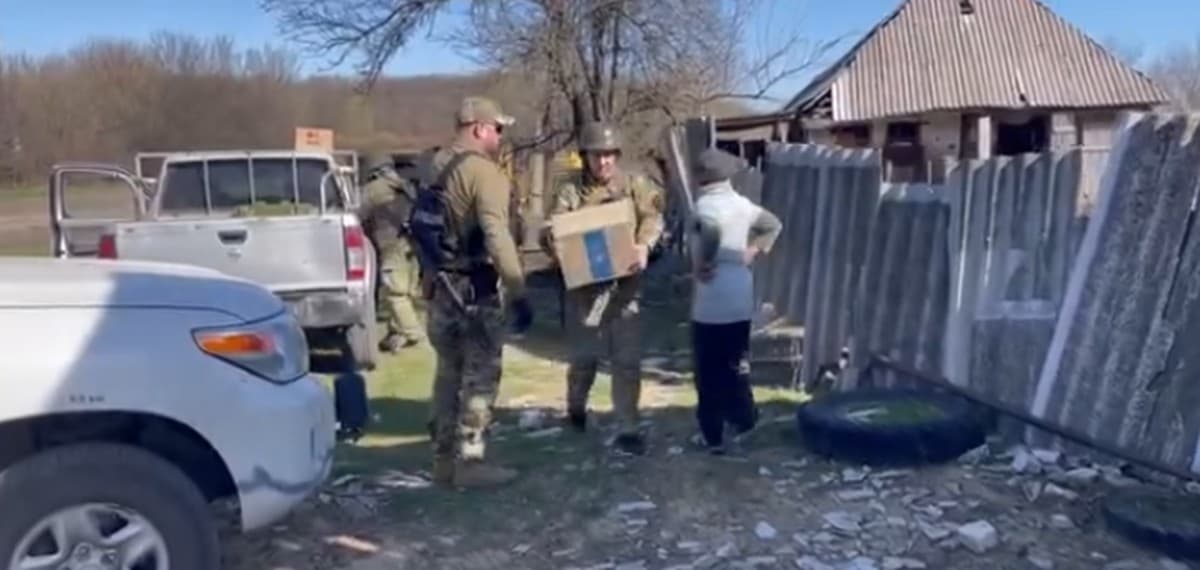 Поліція Луганщини доставила до прифронтових сіл продукти та хліб (відео)