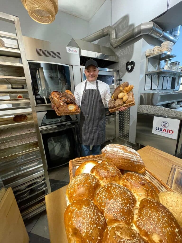 Підприємець з Луганщини почав випікати "Шалені плюшки" у Львові" за підтримки USAID