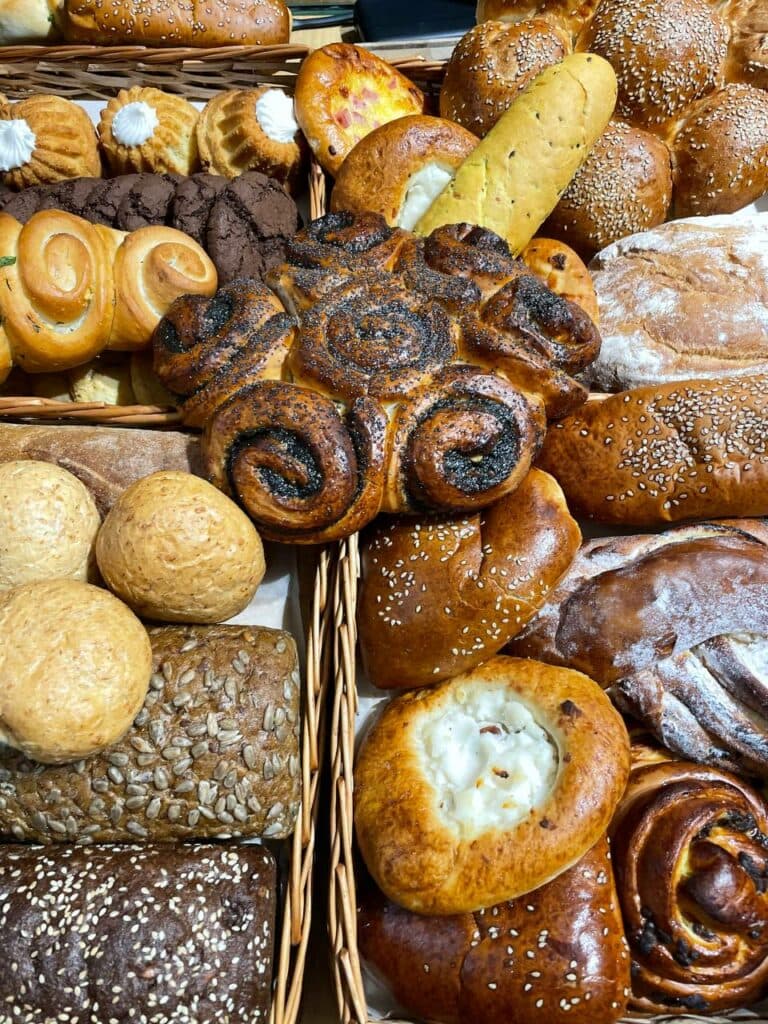 Підприємець з Луганщини почав випікати "Шалені плюшки" у Львові" за підтримки USAID