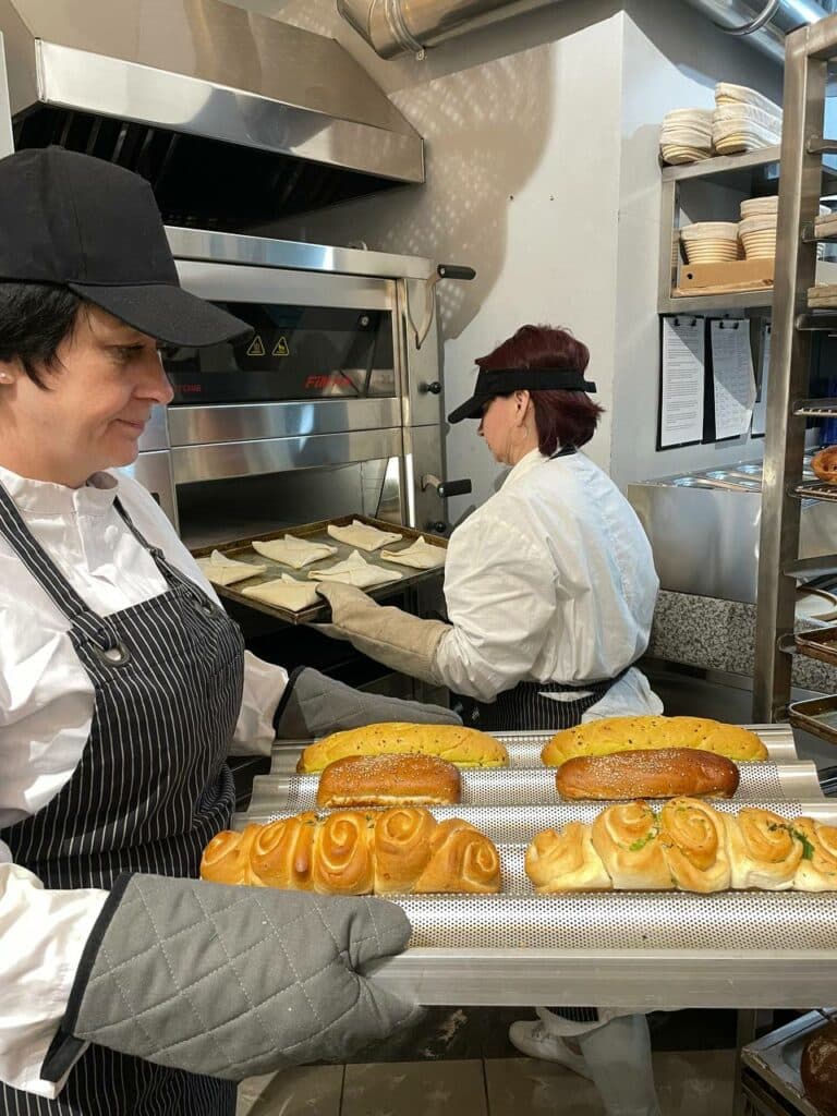 Підприємець з Луганщини почав випікати "Шалені плюшки" у Львові" за підтримки USAID